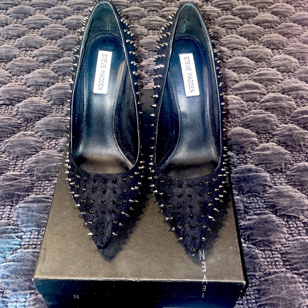 Steve Madden black suede Pumps with silver spikes 🖤
